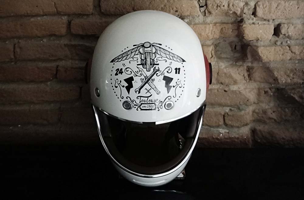 Casque de moto avec dessin